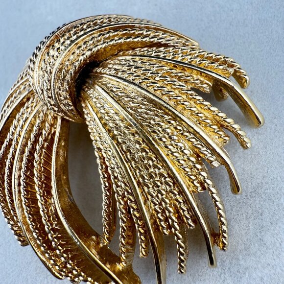 Title:  Vintage Monet Gold-Tone Textured Knot Brooch Elegant Statement Pin Jewel - Picture 2 of 6